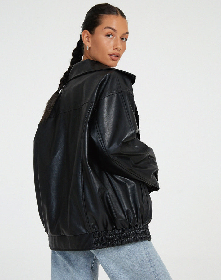 Detalle de cuello de chaqueta oversize Nora de cuero para mujer, estilo moderno, ropa femenina casual de otoño.