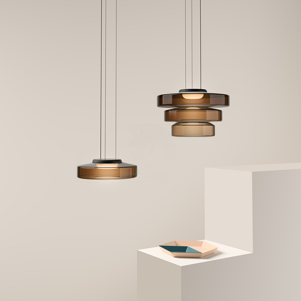 Lámpara colgante con diseño minimalista, ideal para un ambiente de luz cálida.