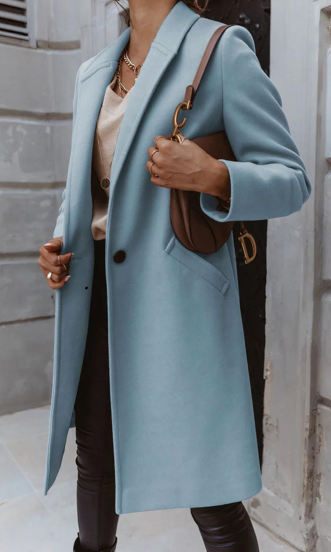 Abrigo formal mujer. Diseño elegante y cálido, ropa exterior de moda para el invierno.