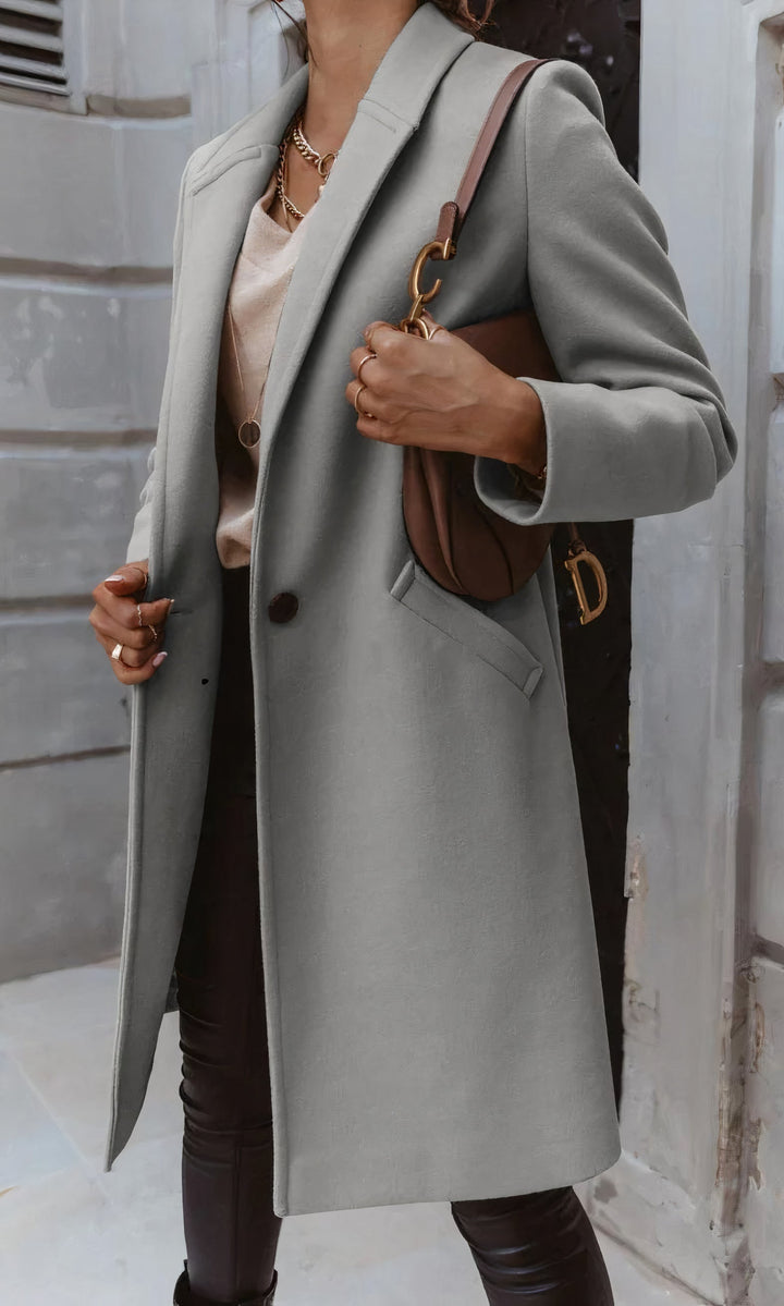 Outfit mujer: abrigo largo gris de invierno. Estilo elegante y casual, perfecto para el frío.