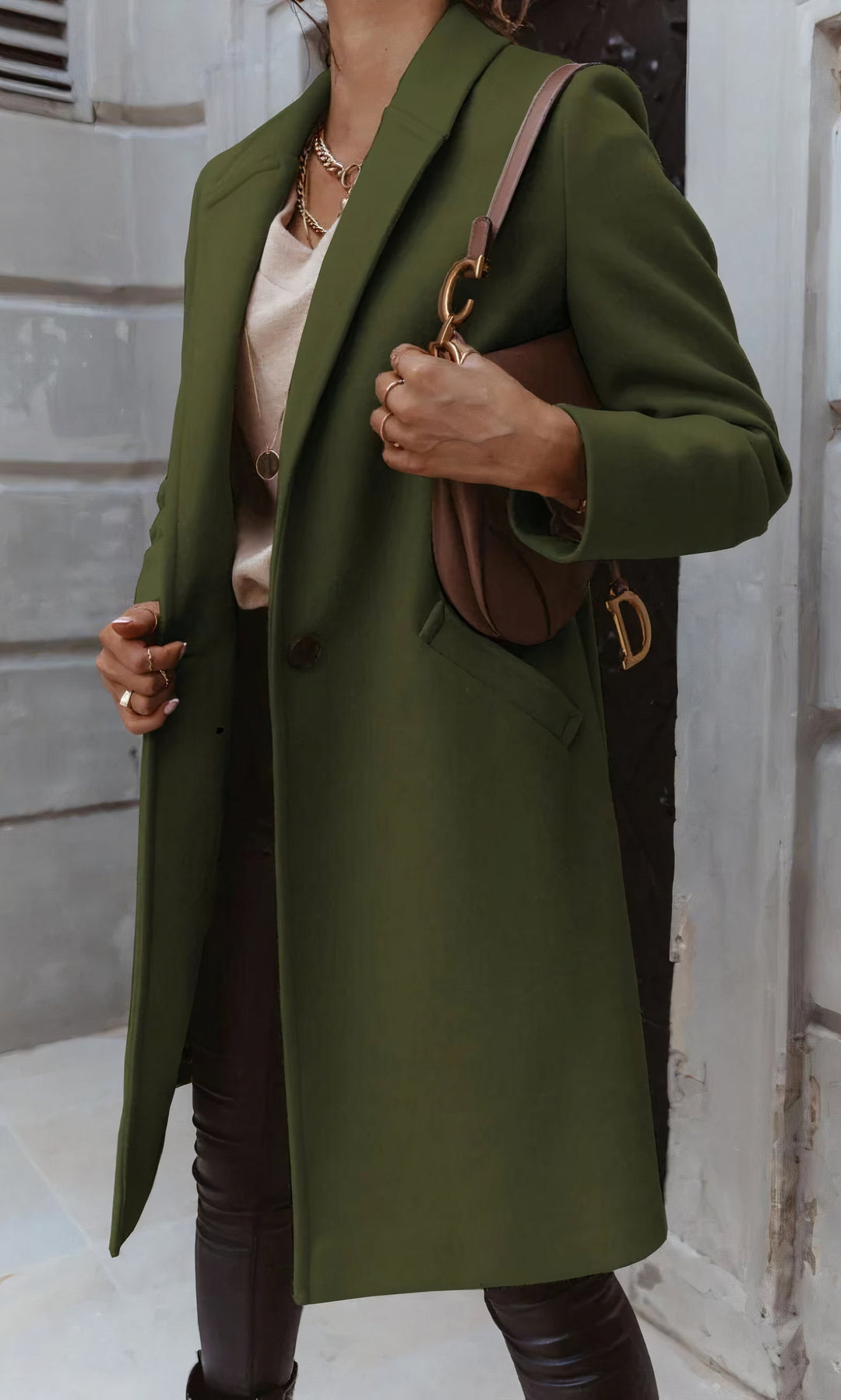 Abrigo de mujer negro. Chaqueta larga elegante, ideal para un look sofisticado de invierno.
