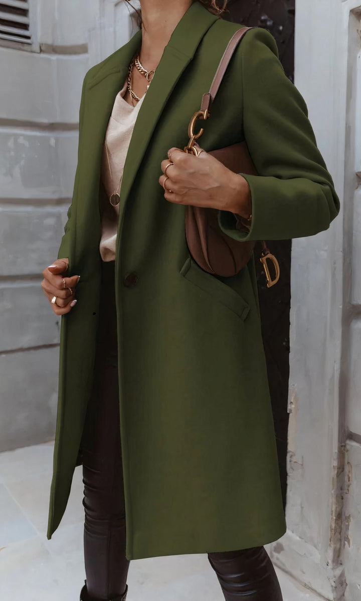 Abrigo de mujer negro. Chaqueta larga elegante, ideal para un look sofisticado de invierno.