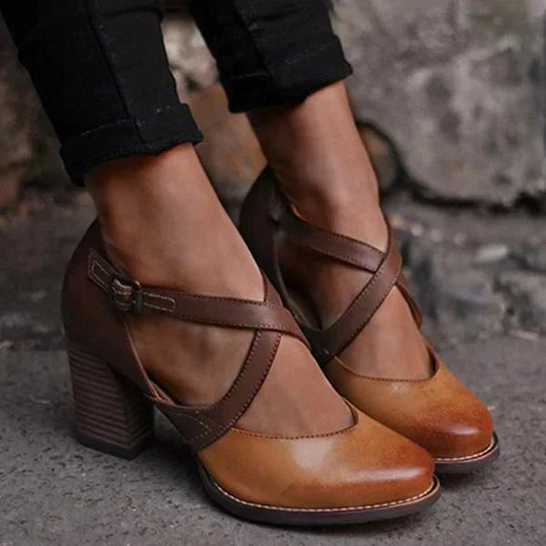 Sandalias Julia marrones elegantes y cómodas para mujer, con tacón bajo. Calzado femenino atemporal de verano.