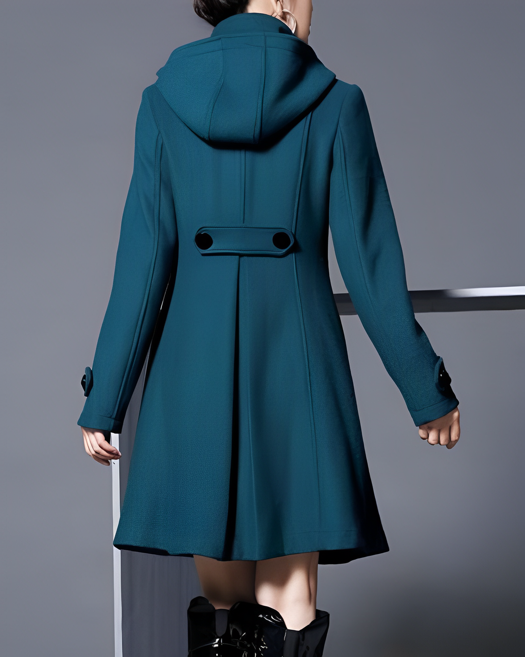 Abrigo largo para mujer con botones y bolsillos, estilo clásico y elegante. Ropa exterior cálida ideal para invierno.