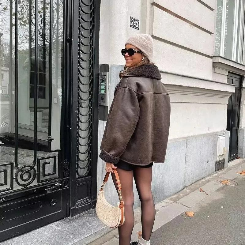 Chaqueta larga oversize AZURA para mujeres, cálida y de tendencia, con distintivos bolsillos de contraste. Perfecta para invierno.