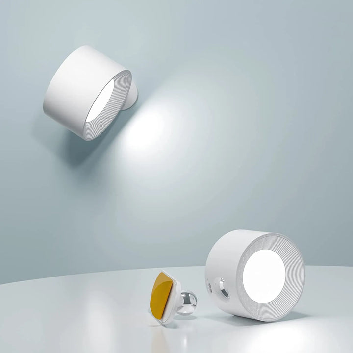 Lámpara spotlight LED inalámbrica, flexible y regulable, con base magnética para pared.