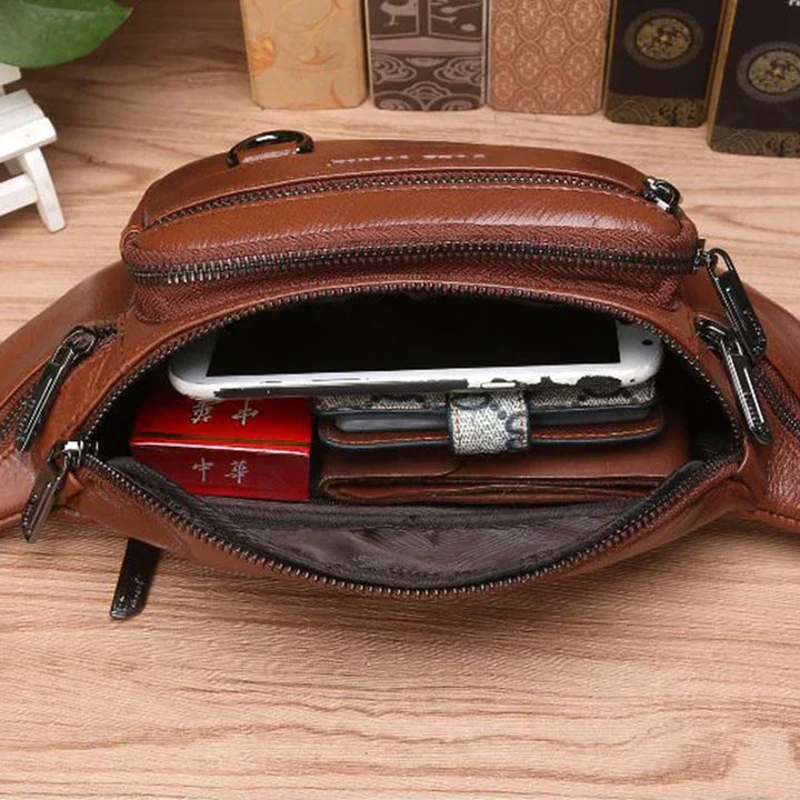 Mochila de cintura para hombre, con compartimentos internos para una organización diaria eficiente.