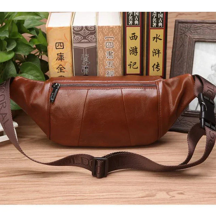 Hombre usando riñonera de cuero genuino, estilo casual y práctico para el día a día.
