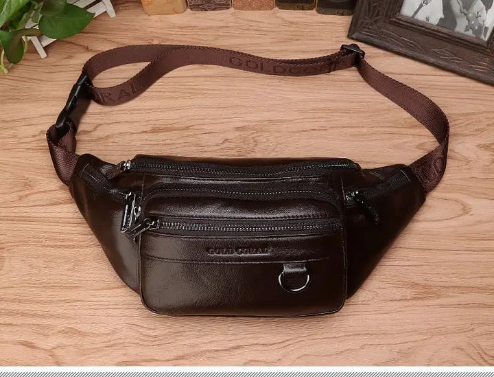 Bolso cruzado de cuero para hombre, accesorio de viaje versátil para aventuras y estilo.