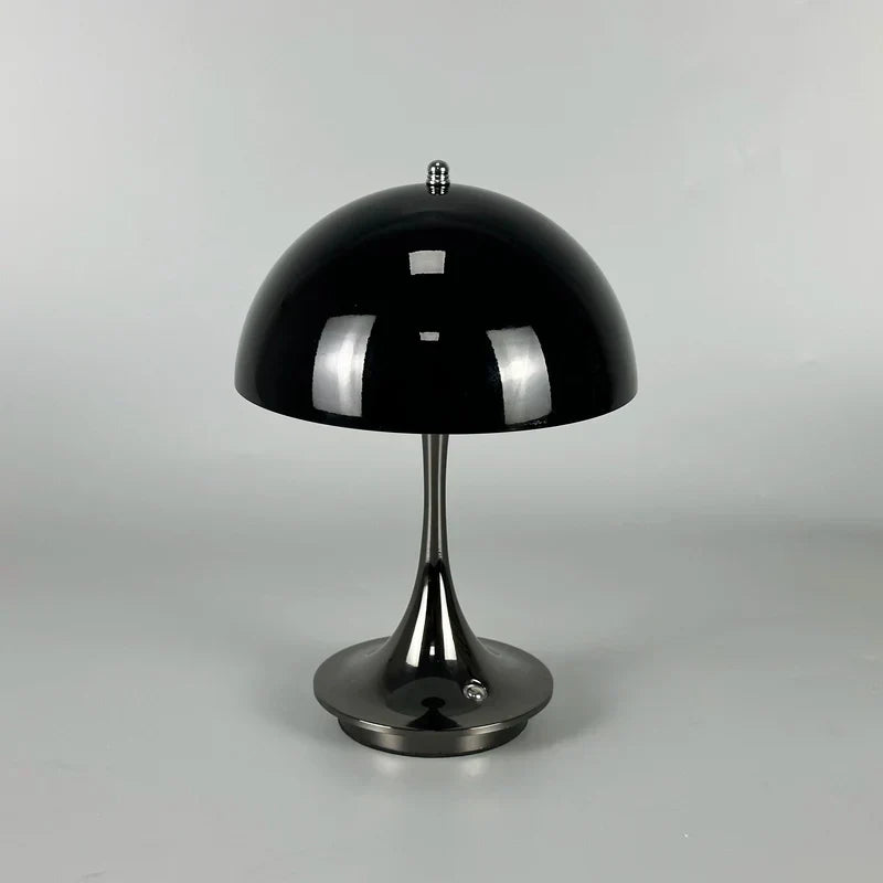 Lámpara de mesa LED inalámbrica con estilo, para un diseño de interior moderno. Crea el ambiente perfecto.