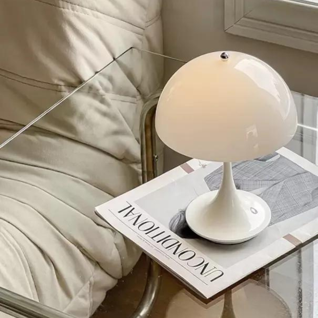 Moderna lámpara de mesa LED inalámbrica, diseño minimalista para decoración de hogar y ambientes.