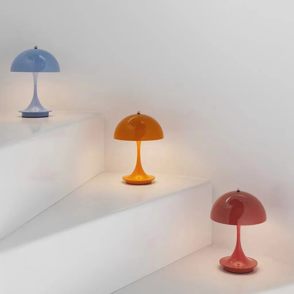 Elegante lámpara de mesa LED inalámbrica, diseño contemporáneo. Mejora la decoración de tu hogar con luz cálida.