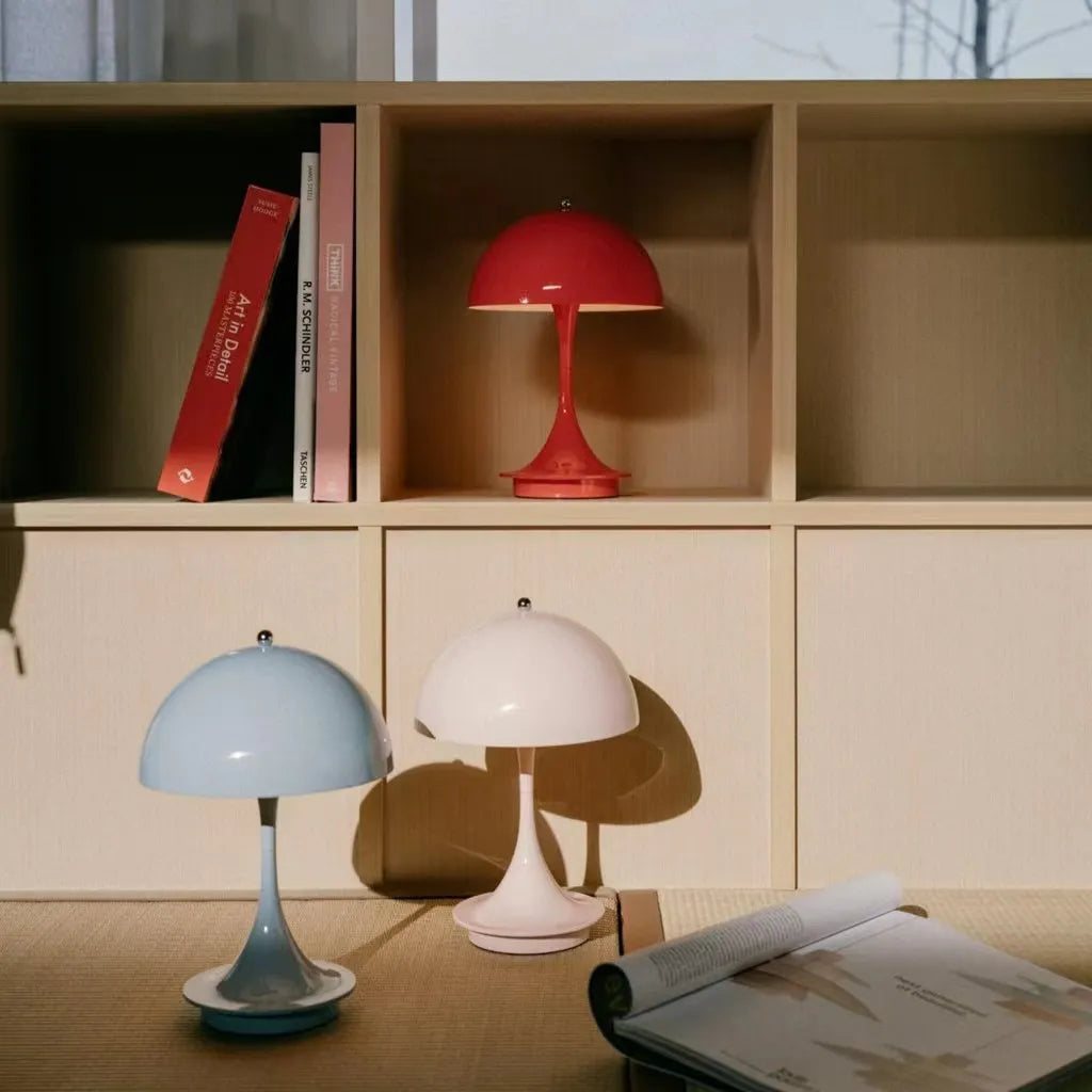 Lámpara de mesa LED portátil e inalámbrica, perfecta para lectura o como luz de ambiente. Estilo moderno.