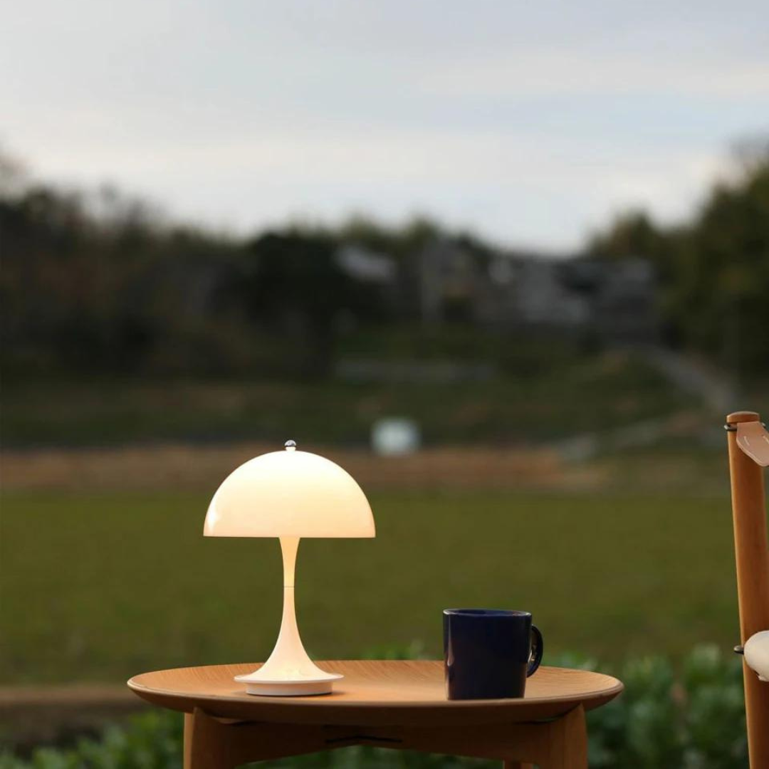 Lámpara de mesa LED inalámbrica para salón o dormitorio, luz regulable crea un ambiente moderno y relajante.