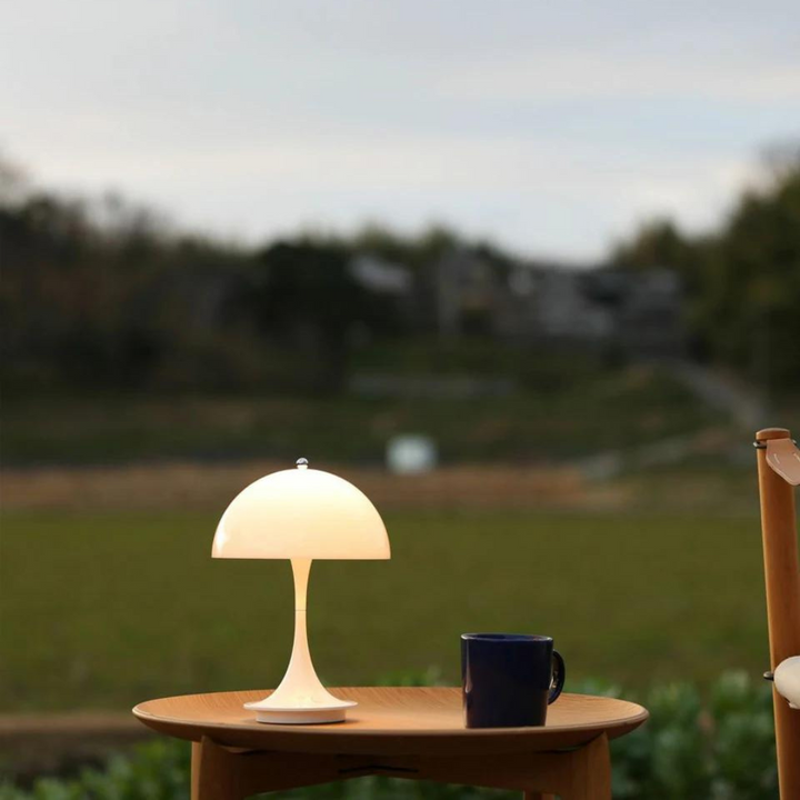 Lámpara de mesa LED inalámbrica para salón o dormitorio, luz regulable crea un ambiente moderno y relajante.