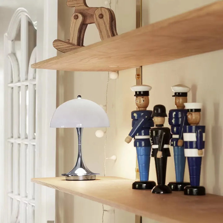 Lámpara de mesa LED de diseño moderno, inalámbrica y recargable. Aporta luz cálida y decoración interior.