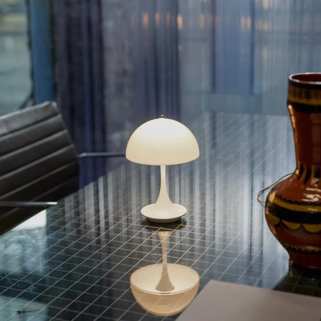 Innovadora lámpara de mesa LED inalámbrica, regulable. Decora tu hogar con su luz de ambiente y diseño.