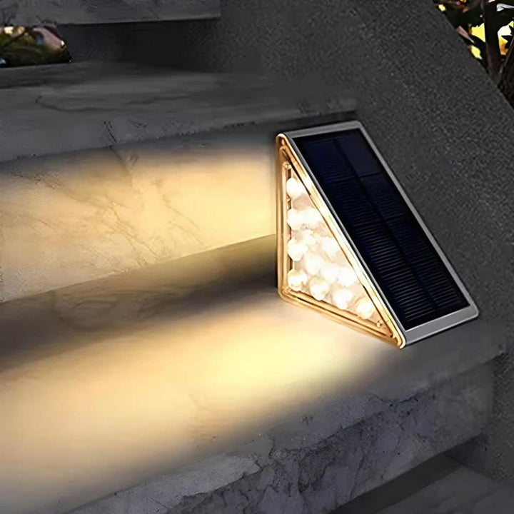 Luces solares LED impermeables para escaleras exteriores, jardín y caminos. Seguridad y estilo con energía solar.