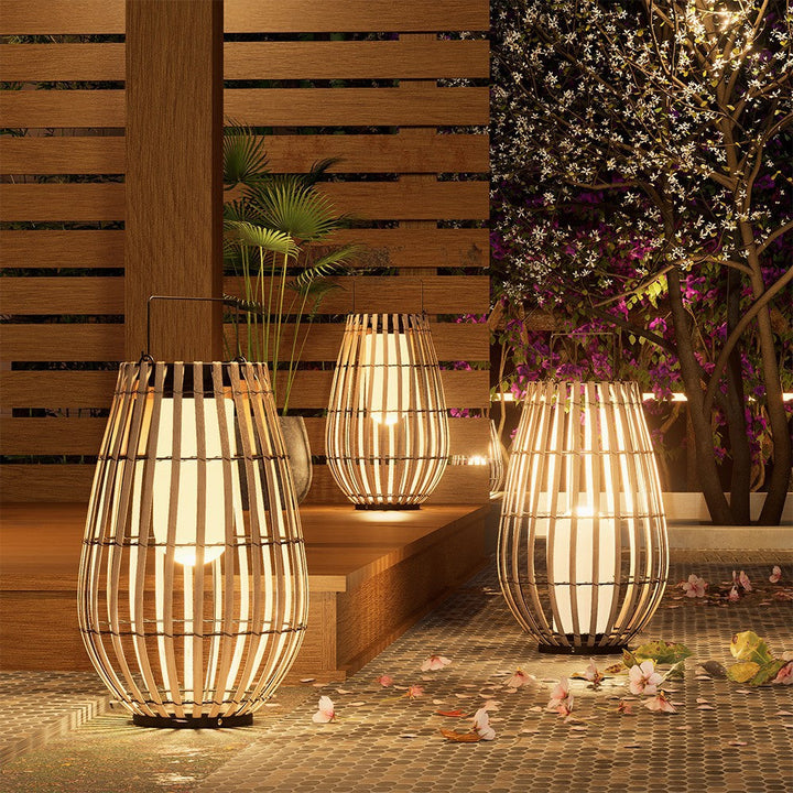 Lámpara de suelo solar de rattan para jardín y patio. Iluminación exterior rústica LED cálida y ecológica.