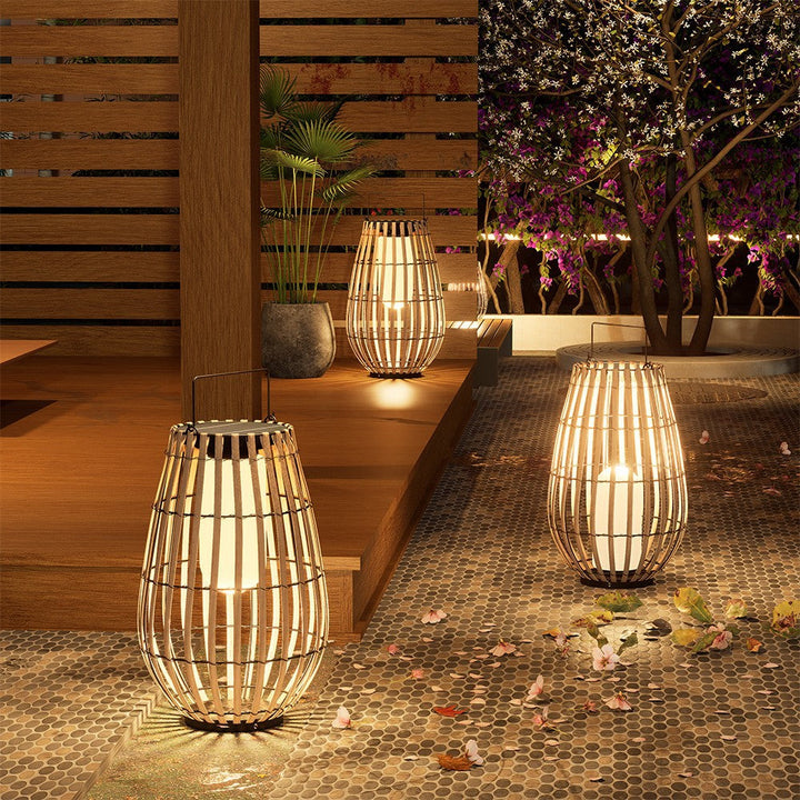 Lámpara solar artesanal de rattan para iluminación exterior. Perfecta para jardín, terraza o patio.