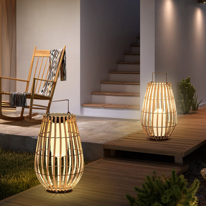 Diseño artesanal: lámpara solar de suelo de rattan para balcón y patio. Iluminación exterior sostenible.