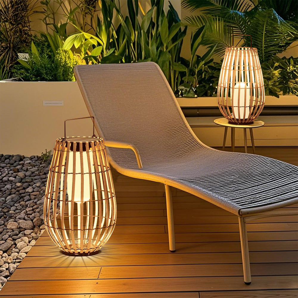 Lámpara solar ecológica de rattan, diseño artesanal. Ideal para crear ambiente cálido en jardín y patio.