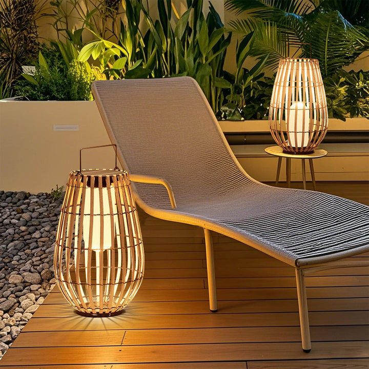 Lámpara solar ecológica de rattan, diseño artesanal. Ideal para crear ambiente cálido en jardín y patio.