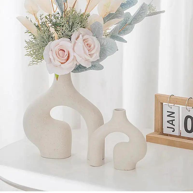 Elegante jarrón blanco abstracto con forma de arco, para un toque moderno y minimalista en la decoración.