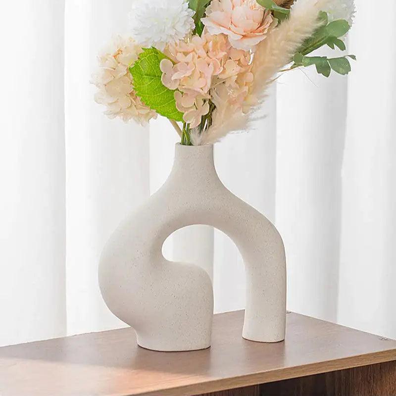 Jarrón decorativo blanco mate, diseño moderno de arco abstracto. Ideal para interiores y arreglos florales.