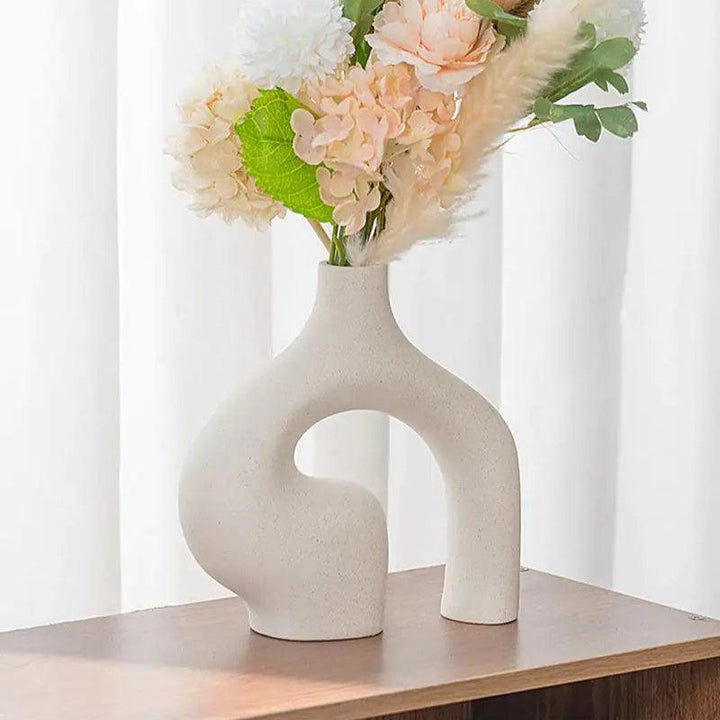 Jarrón escultórico moderno en blanco, con forma de arco. Acento decorativo abstracto para un hogar contemporáneo.