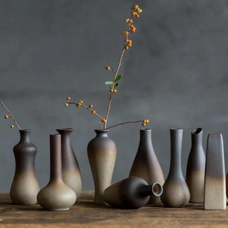 Jarrón decorativo Zen Acanto con textura sutil en tonos tierra, estilo wabi sabi y minimalista.