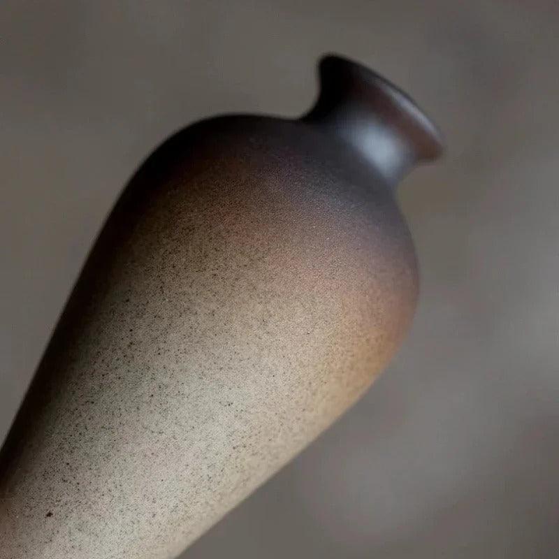 Jarrón escultural Zen Acanto, una pieza de arte minimalista en tonos tierra para embellecer el hogar.