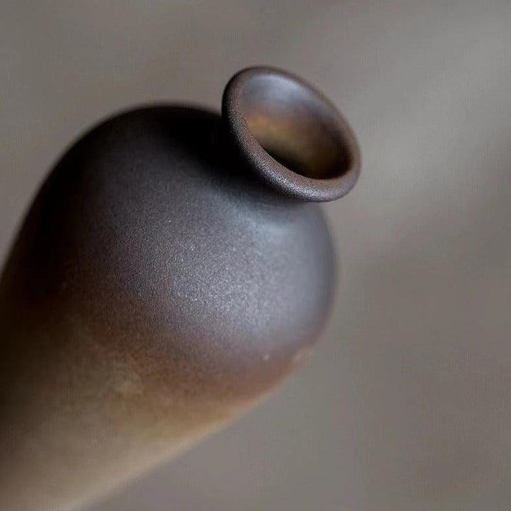 Jarrón Zen Acanto con luz suave, resaltando su forma elegante y estilo wabi sabi, ideal para interiores.