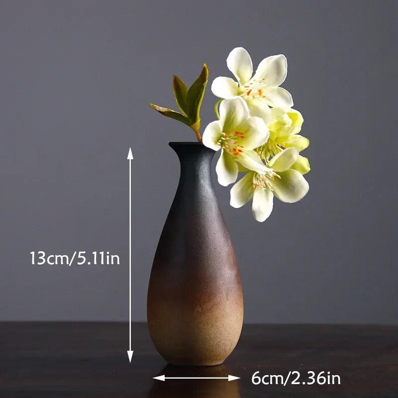 Detalle del Jarrón Zen Acanto, mostrando su acabado en tonos tierra y diseño orgánico wabi sabi.