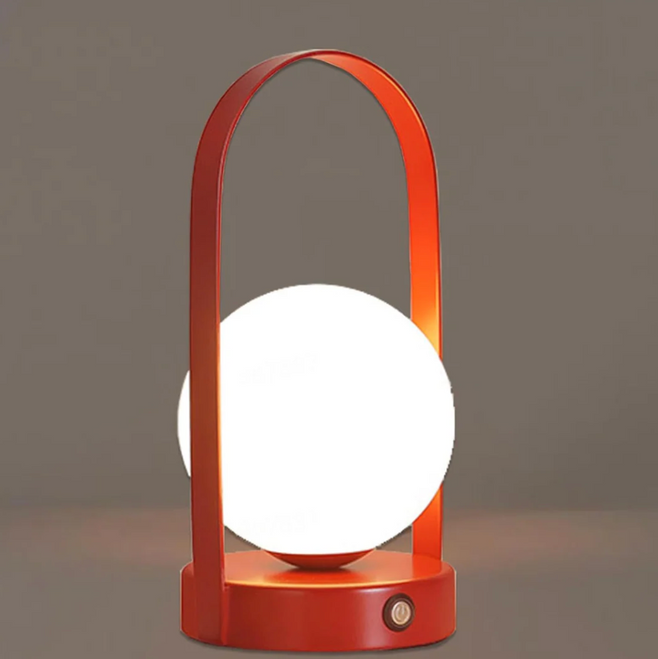 Decoración moderna: lámpara de mesa arqueada con esfera de vidrio esmerilado, para ambiente elegante.
