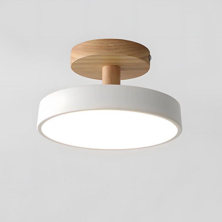 Diseño nórdico en luz de techo LED empotrada, combinando madera clara y metal oscuro.