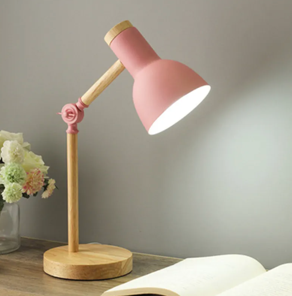 Lámpara de escritorio nórdica de madera ajustable. Iluminación moderna para estudio y hogar.