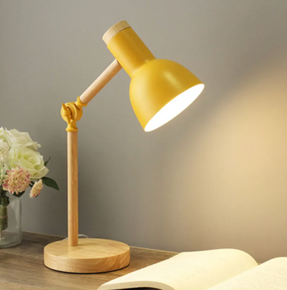 Lámpara de lectura articulada para dormitorio. Ofrece luz cálida y ajustable, creando un ambiente acogedor.