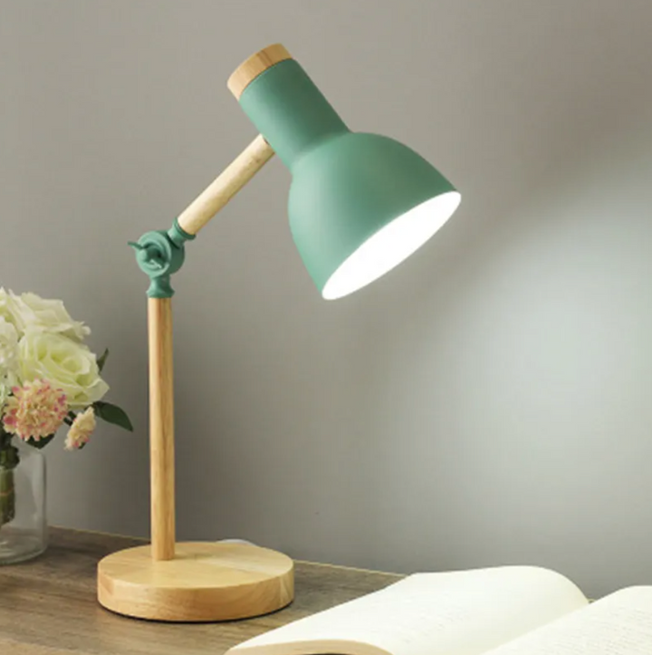 Lámpara de mesa de madera con diseño moderno. Articulada, ideal para lectura en escritorio u oficina.