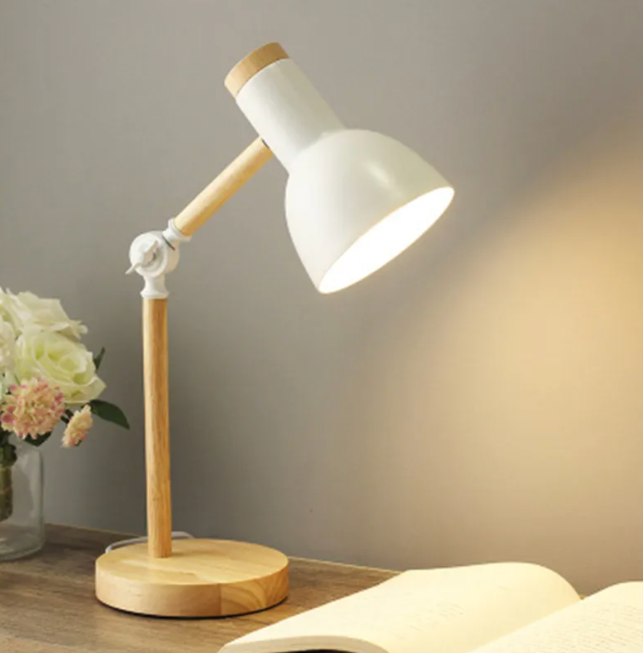 Lámpara de mesa de madera para decoración. Iluminación ajustable, perfecta para estudio o lectura.