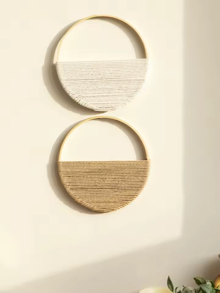 Decoración de pared geométrica de macramé, arte textil de algodón natural para un estilo boho en el hogar.