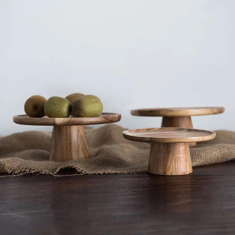 Bandeja de madera maciza con pedestal, funcional para cocina y decoración del hogar.