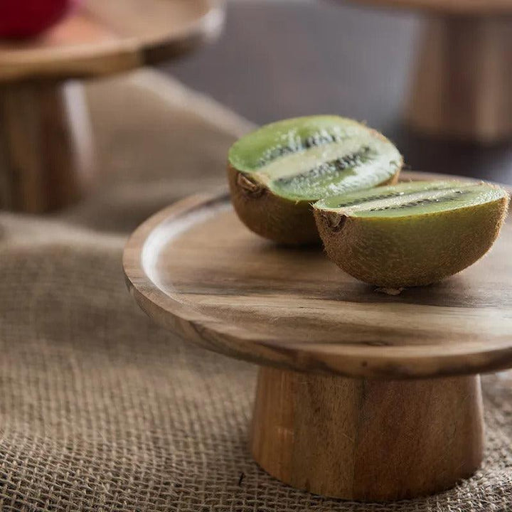 Bandeja pedestal de madera artesanal, perfecta para exhibir alimentos o elementos decorativos.