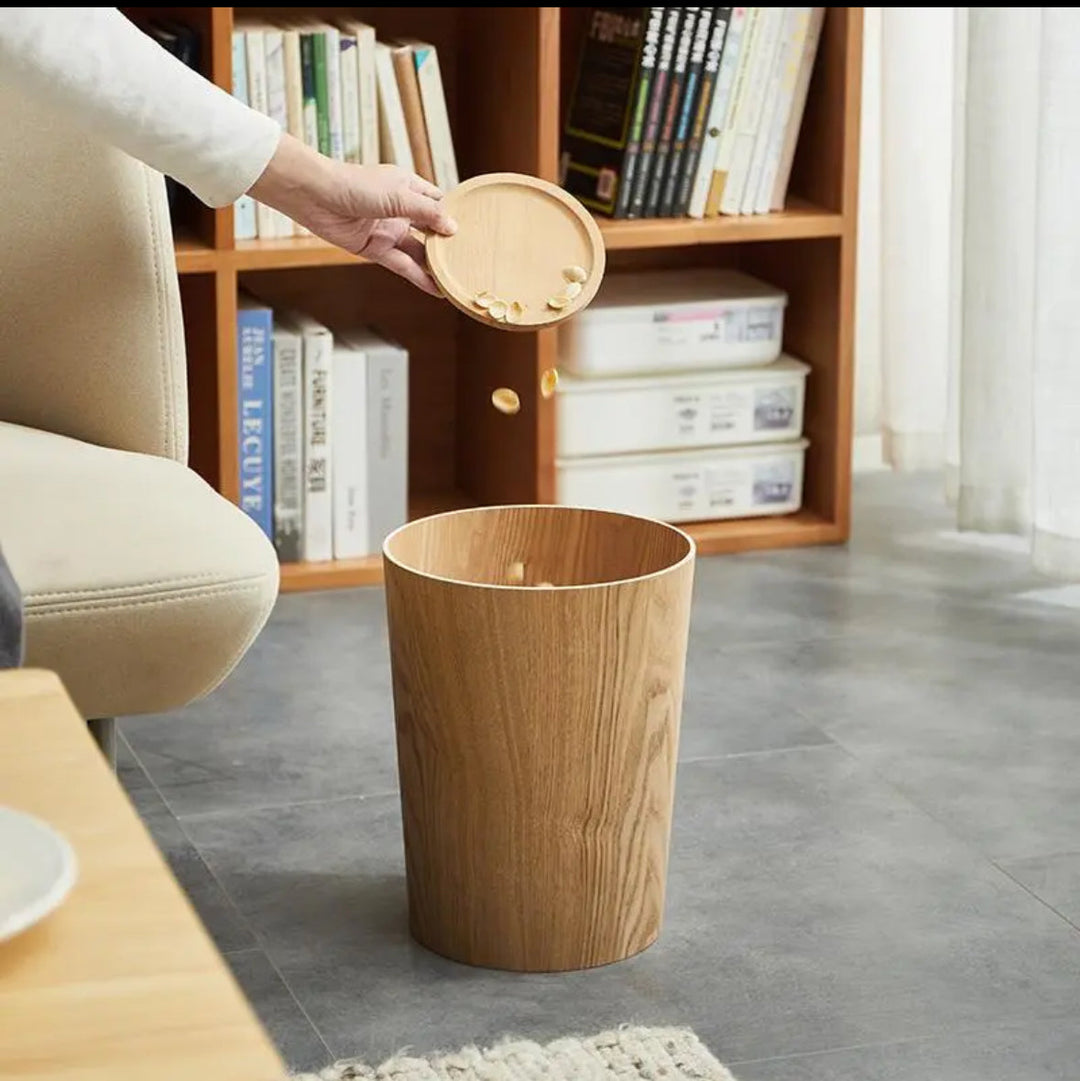 Cubo de basura de nogal con veteado natural. Diseño moderno que complementa la decoración de hogar.