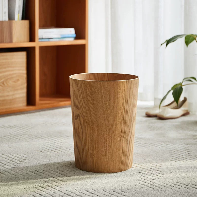 Cubo de basura funcional de madera natural de nogal. Decoración sostenible para tu hogar.
