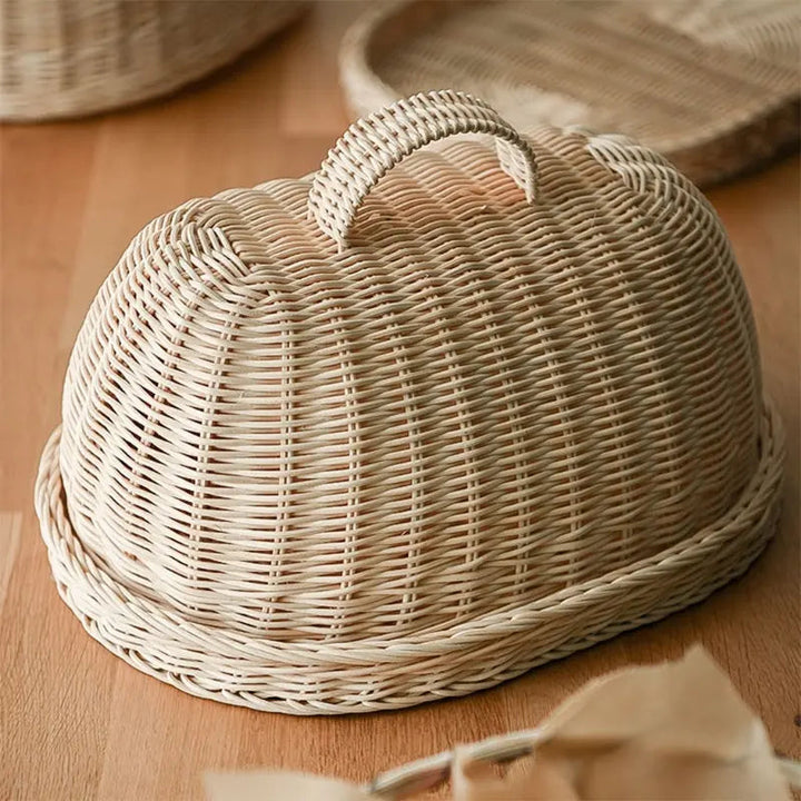 Campana de pan artesanal tejida marrón para cocina rústica, almacenamiento de alimentos y decoración de mesa.