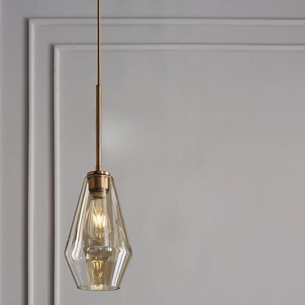 Luz de techo elegante de vidrio transparente forma diamante y detalles de latón. Estilo moderno.