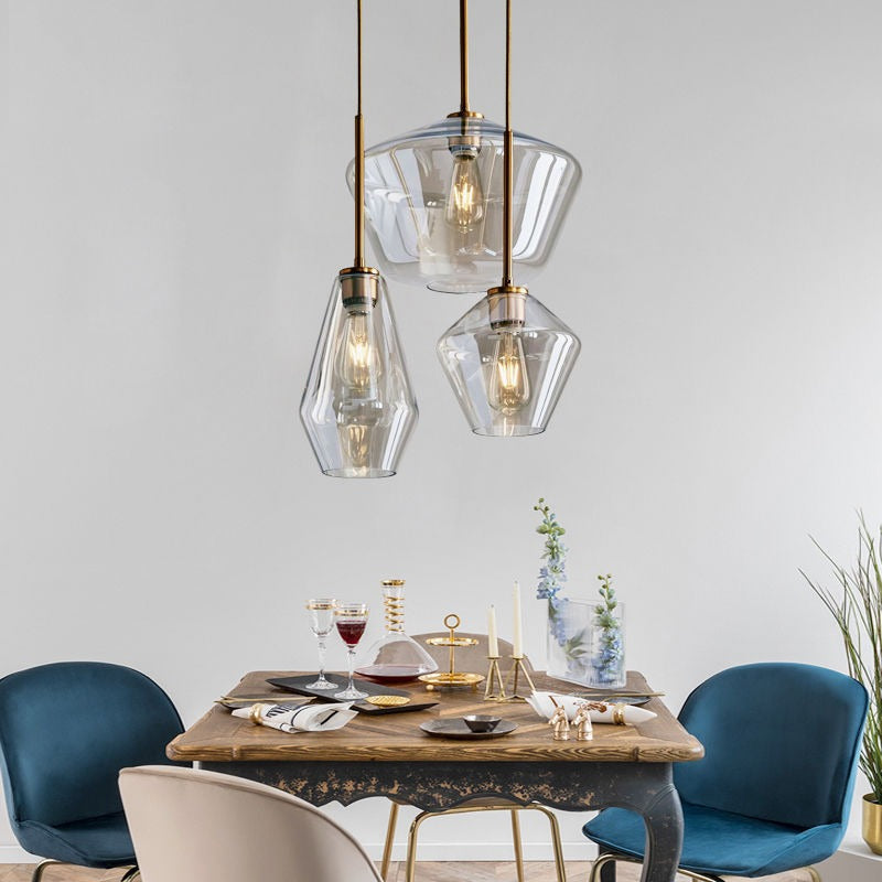 Sofisticada lámpara colgante de techo. Vidrio diamante y latón satinado. Diseño elegante y luz cálida.