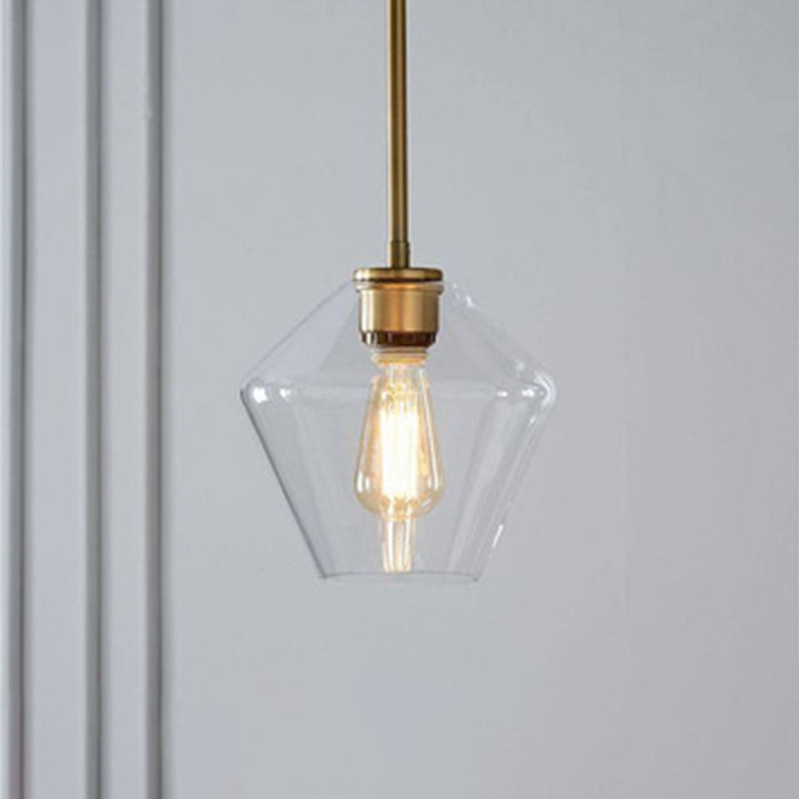 Elegante lámpara de techo colgante. Diseño de vidrio diamante y detalles en latón.