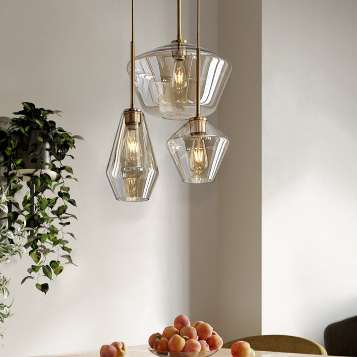 Lámpara de techo con forma de diamante de vidrio y estructura de latón. Ideal para espacios modernos.